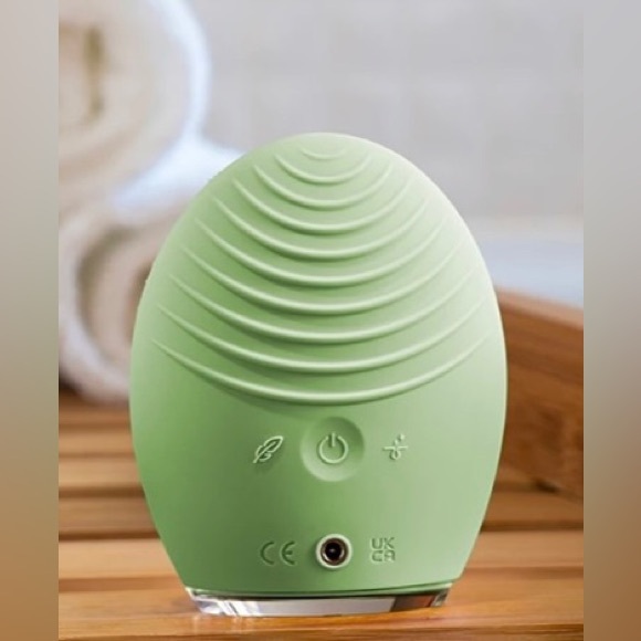 Foreo Luna 4 Smart Facial Cleansing and Firming Device - Picture 10 of 16